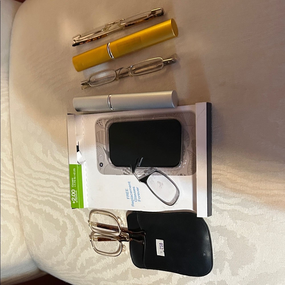 Four pairs of readers with cases